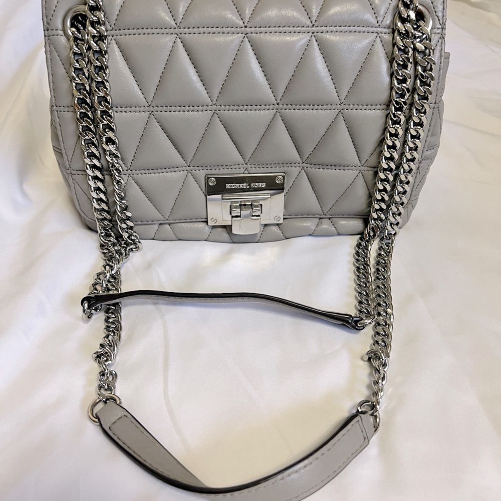 Michael Kors quilted purse. Shoulder bag and adjustable to crossbody.